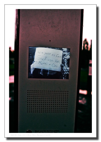 "Wie geht es Euch ? GruB von Vati + Mutti + Omi" - Message adressé par dessus le Mur en 1961 par les proches ("Comment allez vous ? Bonjour de Papa + Maman + Mamie") - Mémorial du Mur de Berlin, Bernauer Strasse